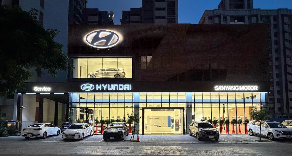 全新HYUNDAI桃園旗艦據點依循HYUNDAI全球品牌CI標準設計，展示區與顧客休憩空間合計達120坪。（圖／南陽實業提供）