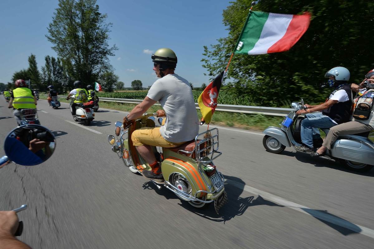 周年慶期間，羅馬義大利廣場（Foro Italico）與馬爾米體育場（Stadio dei Marmi）變成「Vespa 主題村」。（圖／Vespa提供）