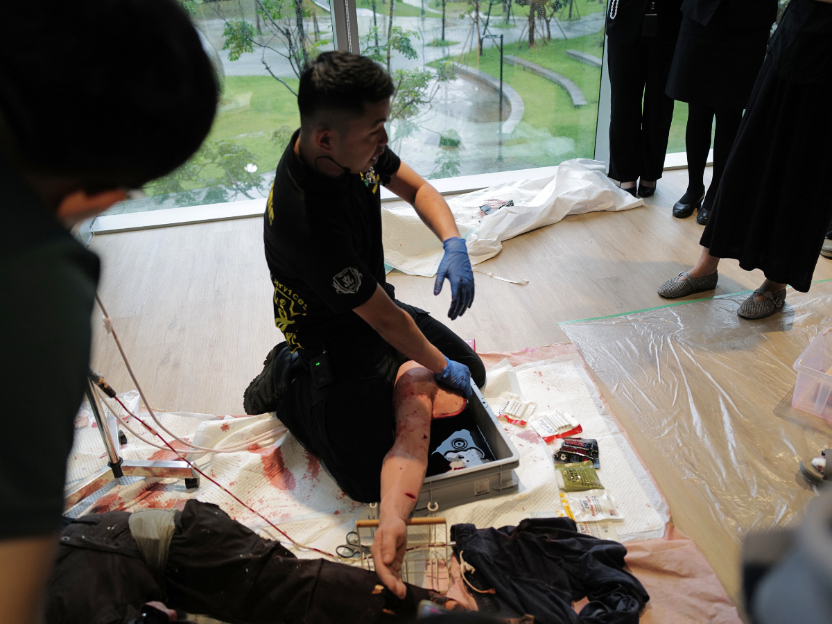 羅光廷教官使用高仿真創傷流血教具，近距離指導學員進行創傷分類與止血技巧。(圖/NORC提供)