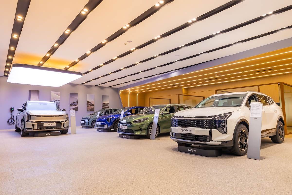 室內展示區最多可同時陳列8款新世代車型，並新設商用車專屬展示區與新車交車室。（圖／台灣森那美起亞提供）