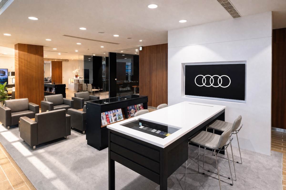 Audi新竹展示暨服務中心展廳內擁有專屬交車室、獨立客休會客區、獨立商談空間,以及Audi Collection原廠精品展示區。(圖/台灣奧迪提供)