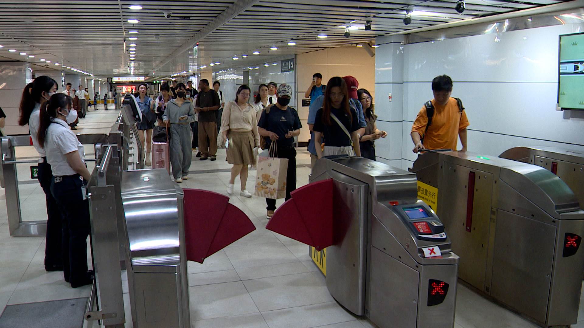 高鐵開放塵封20年的出站通道，藉由分散人流，提升台北站旅客通行效率。（圖／東森新聞） 