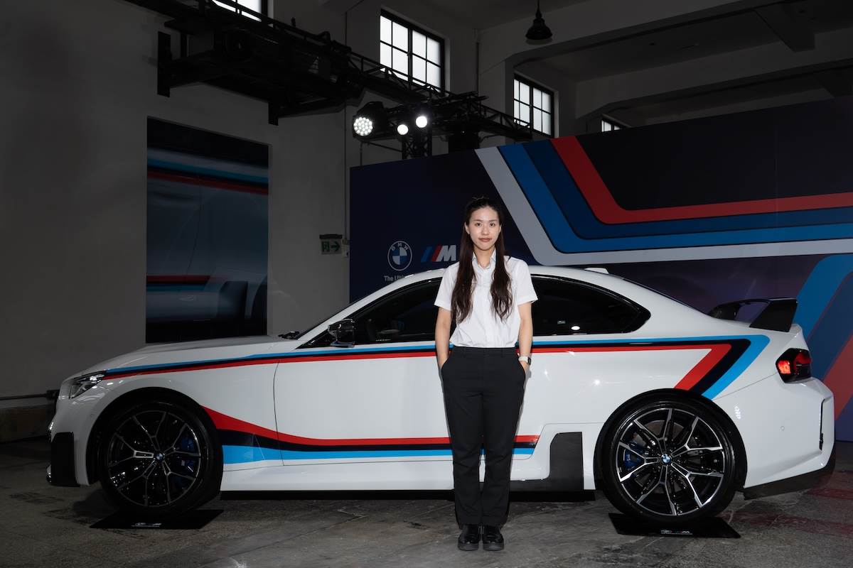 車身兩側貫穿車頭至車尾的經典藍、紫、紅M三色線條，是由2019世界技能競賽汽車噴漆金牌得主、BMW原廠認證資深工程師<a href='/search/tags/楊婷喻/' target='_blank'>楊婷喻</a>的黃金右手手工繪製。（圖／林昱丞攝影）