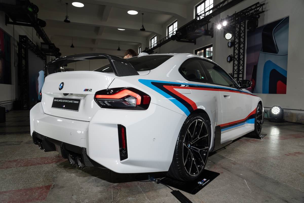 M2 Limited Edition 10 Jahre Taiwan配備多項M Performance碳纖維套件，包括前定風翼、側裙飾板、後視鏡外蓋、擾流尾翼、後保桿下擴散器及油箱飾蓋。（圖／林昱丞攝影）