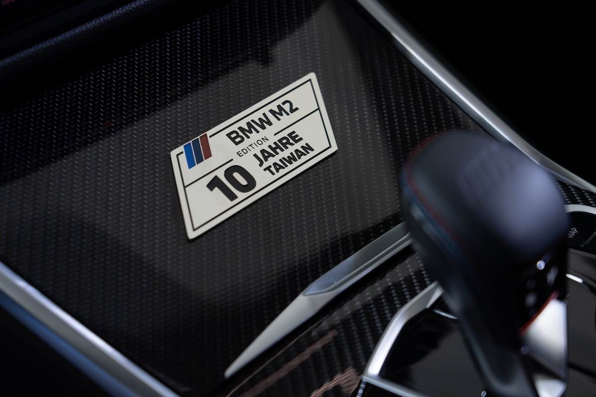 M2 Edition 10 Jahre Taiwan車室同樣採用Alcantara麂皮包覆中央扶手，並配置專屬車型銘牌。（圖／林昱丞攝影）