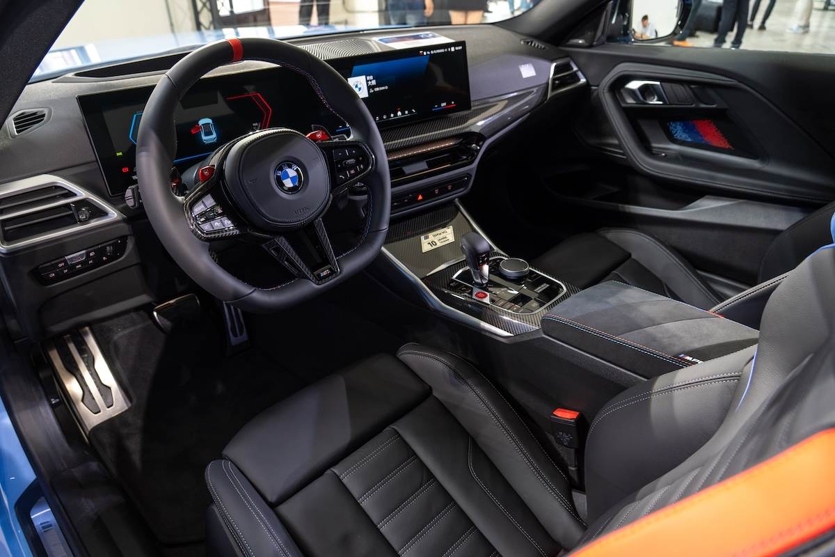 M2 Limited Edition 10 Jahre Taiwan車室同樣採用Alcantara麂皮包覆中央扶手，並配置專屬車型銘牌。（圖／林昱丞攝影）