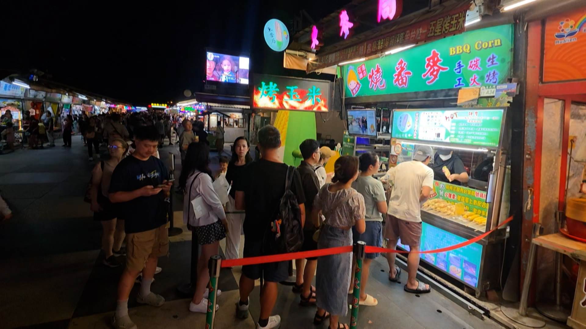 <a href='/search/tags/演唱會/' target='_blank'>演唱會</a>外同樣熱鬧!夏戀嘉年華帶動龐大人潮,周邊夜市小吃攤位全被擠爆,店家生意倍增。(圖/東森新聞)