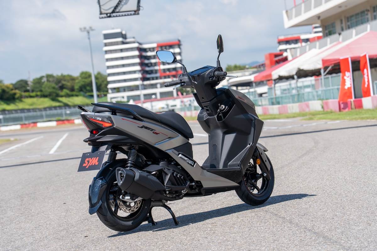 全新JET SL/SL+車把手高度提升以降低膝蓋干涉機率,前置腳空間加大並重新設計休息踏板角度。(圖/林昱丞攝影)
