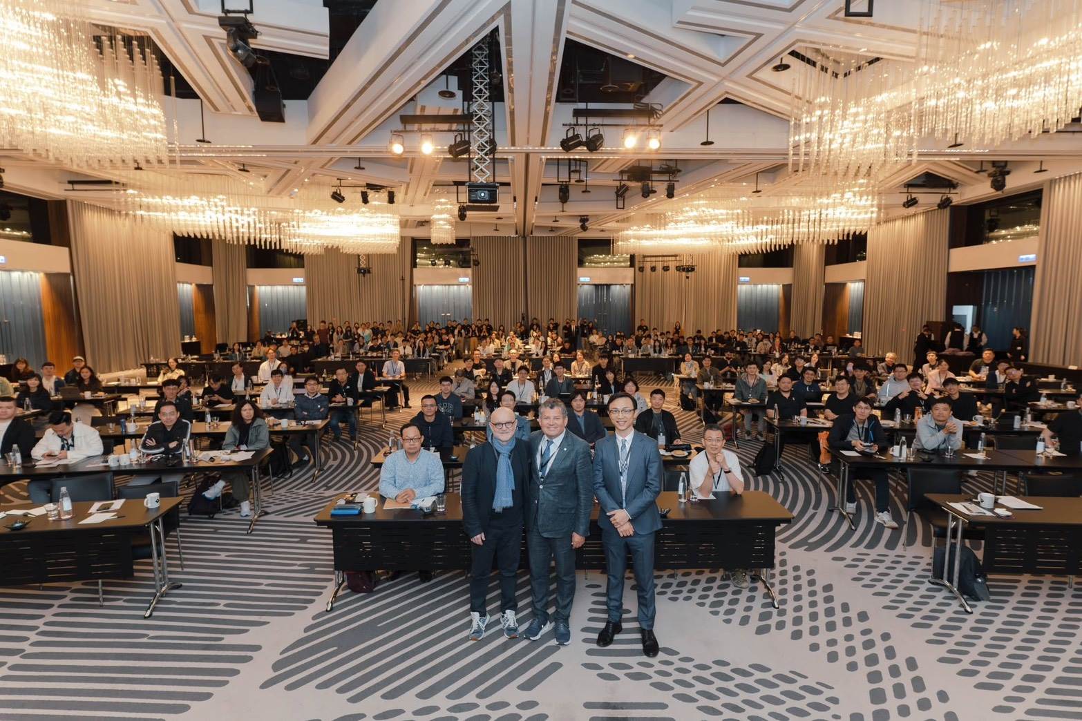 AMS 2026: The Masters' Debate 國際論壇吸引眾多牙醫師及專業人士參與,共同探討牙周再生與植牙治療最新臨床觀點。(圖/業者提供)