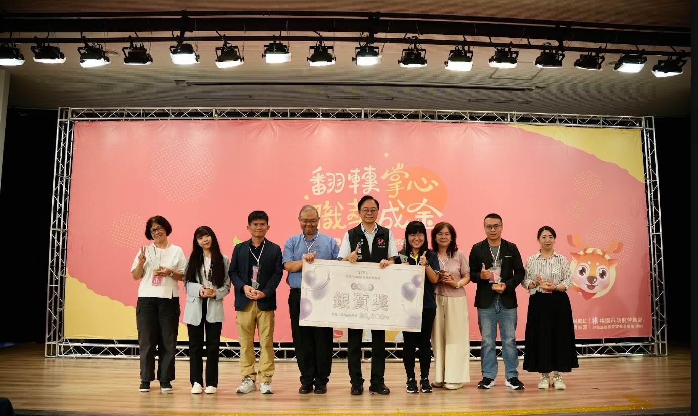 張善政市長於活動中親自頒獎表揚114年度採購庇護工場產品競賽表現優異之30家企業團體及11個機關學校。(圖/桃園市政府提供)