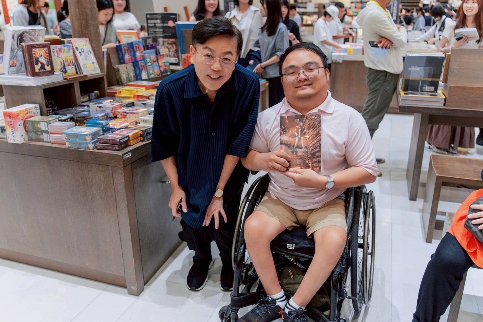 黃福祥執行長於活動後親自為讀者簽書,並與現場民眾交流互動,分享《淬鍊成光》。(圖/馬光醫療網提供)