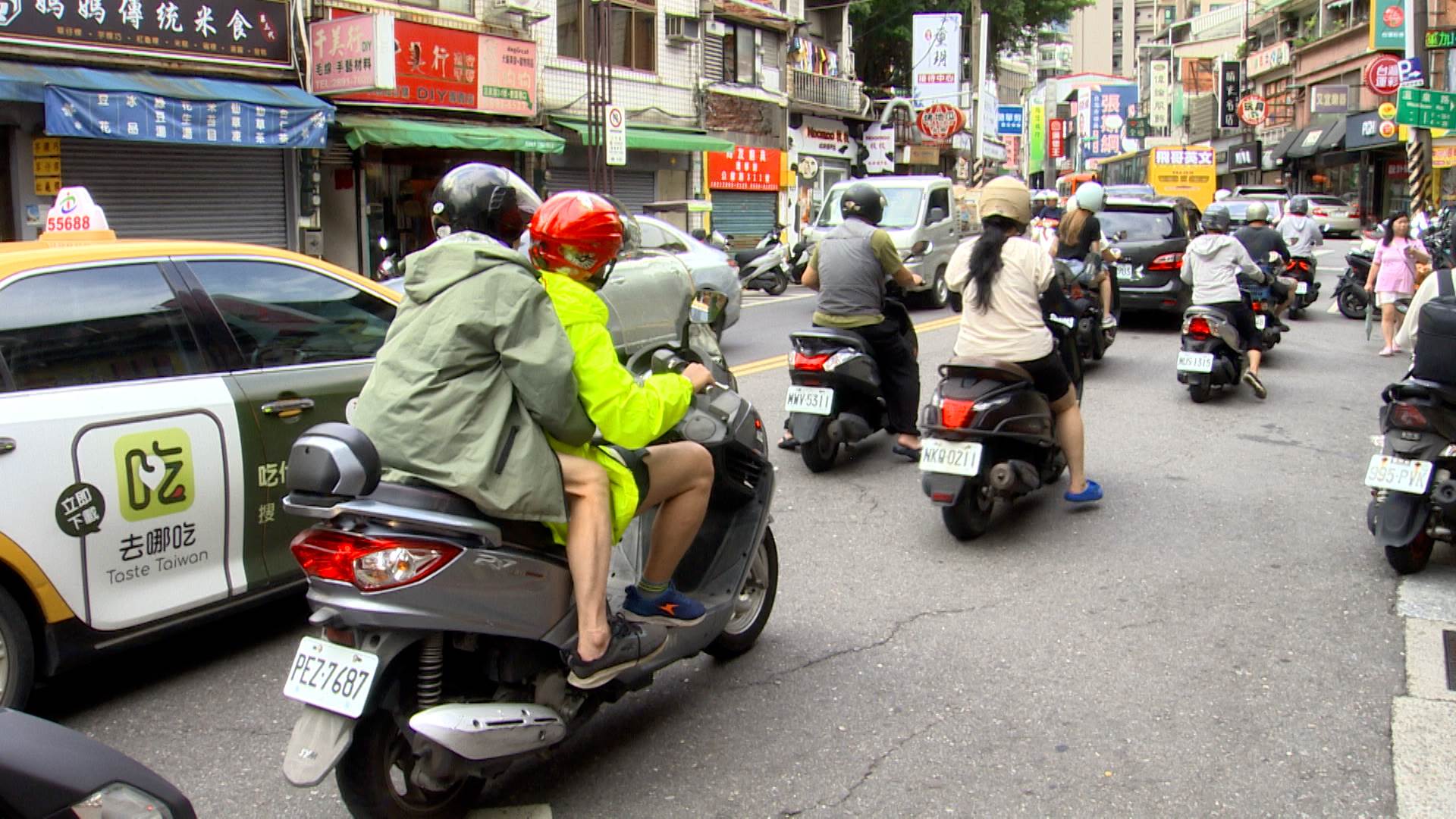 Uber近期在北投推出免費機車載客服務,引發各界對多元交通模式的討論。(圖/東森新聞)