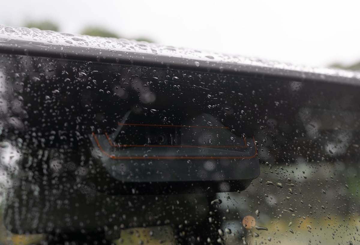 DSBS II雙感知器煞車輔助系統，結合毫米波雷達與單眼攝影機，用以辨識前方車輛、行人及自行車，提供主動預防碰撞輔助。（圖／林昱丞攝影）