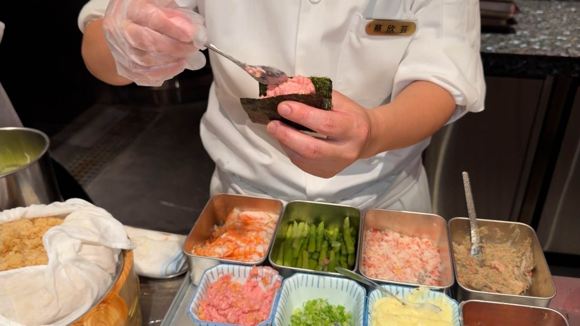 黑鮪魚中腹握壽司採現點現捲,新鮮油脂香氣與赤醋飯完美交融。(圖/東森新聞)