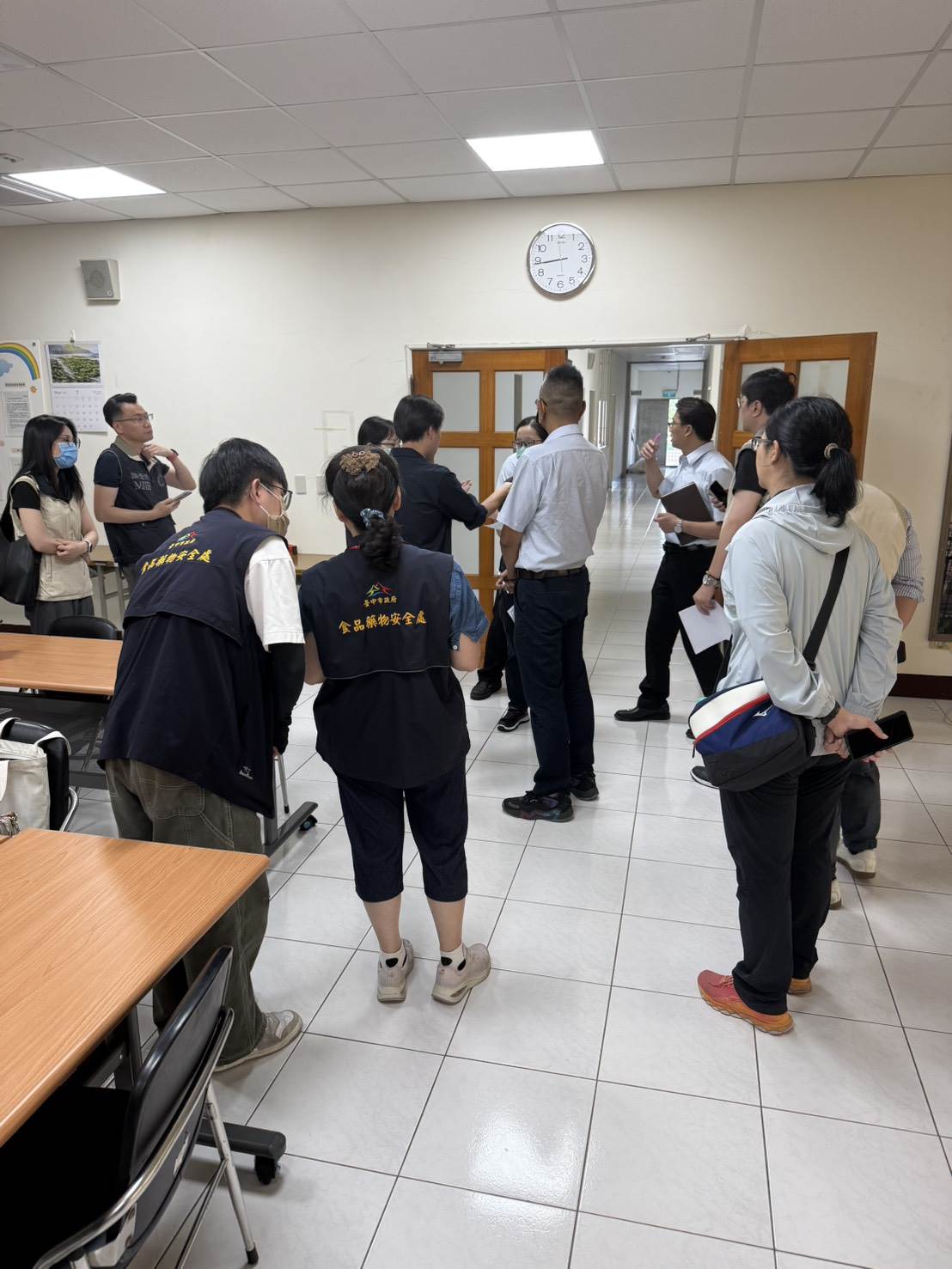檢警搜搜中聯油脂，查扣包括檢驗報告、會議紀錄與儲油槽及相關設備等證物。