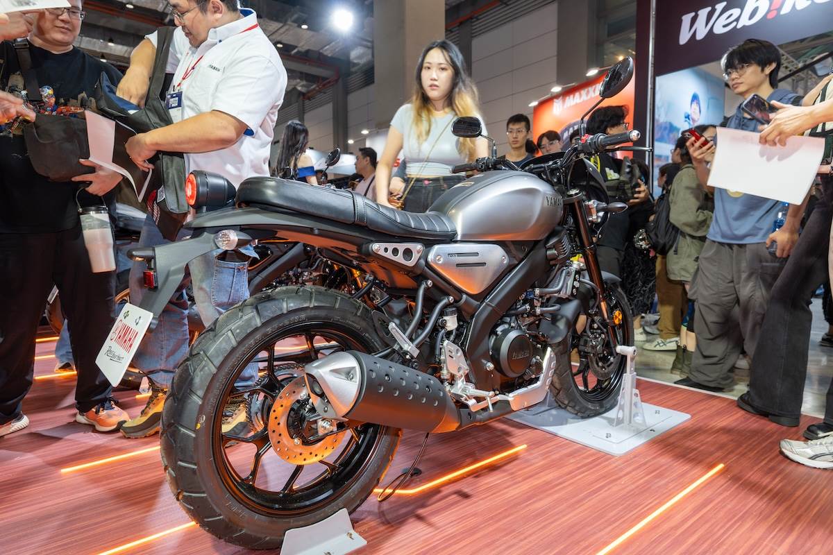 全新XSR155有暗夜黑與金屬銀兩款車色。（圖／林昱丞攝影）