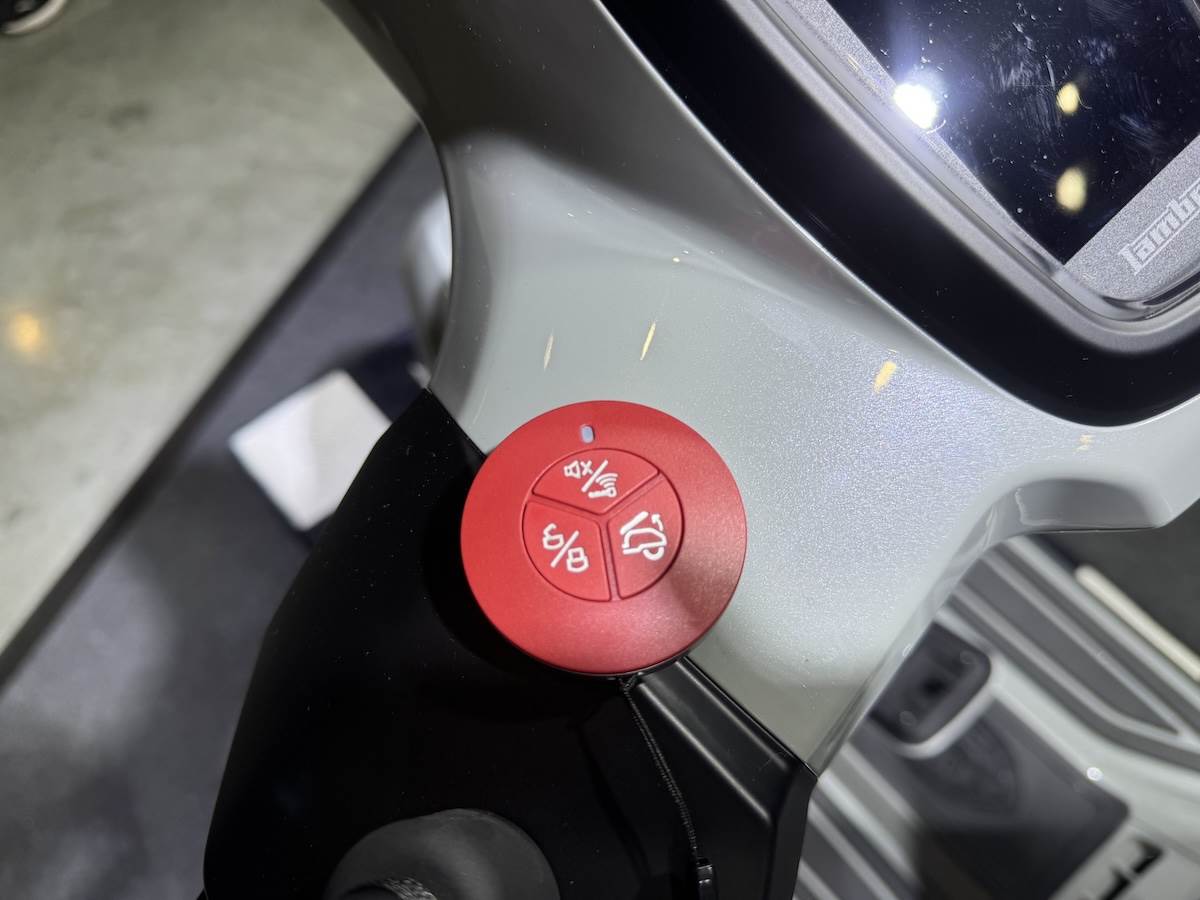 Smart Keyless智慧無鑰匙系統可進行車輛解鎖、遙控尋車及座墊開啟。(圖/林昱丞攝影)