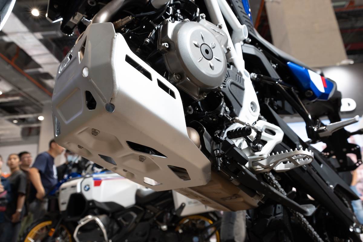 F 450 GS Trophy才有的下護板。(圖/林昱丞攝影)