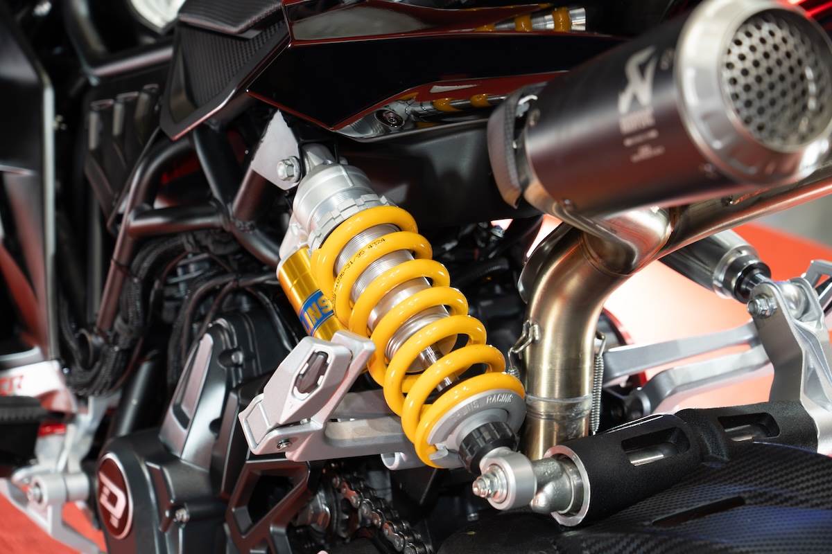 後方的ISAS懸吊剛性調整系統則搭載Öhlins STX36避震器。(圖/林昱丞攝影)