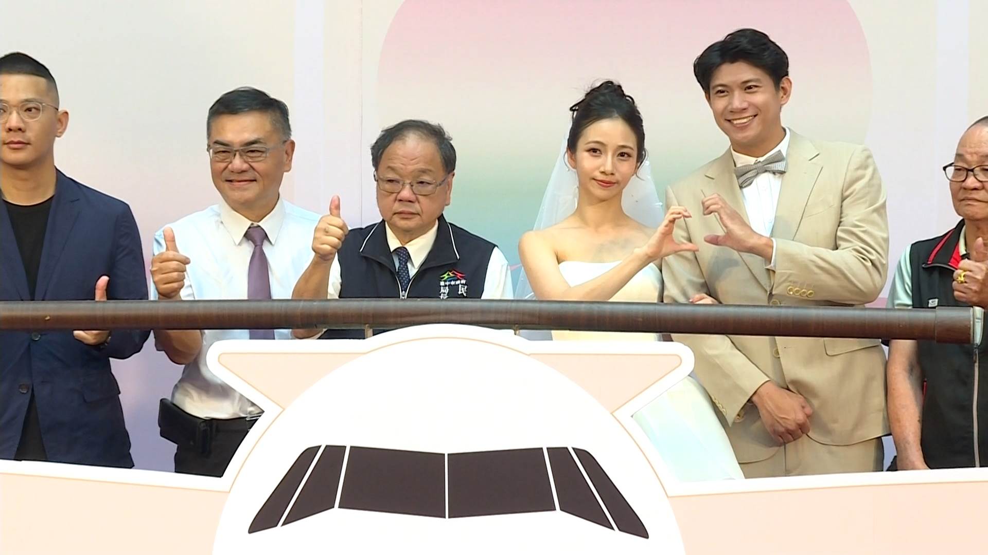 新人與臺中市民政局長吳世瑋共同啟動象徵幸福啟航的儀式，宣告2026臺中市聯合婚禮正式啟動 。（圖／東森新聞）
