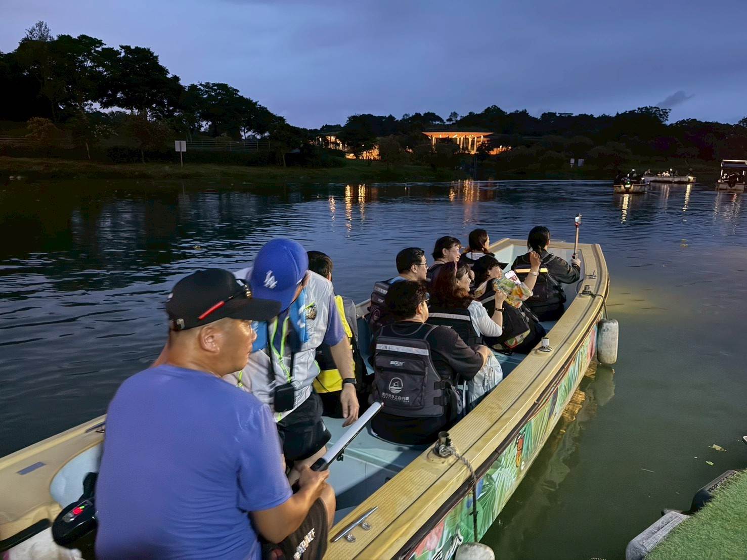 專業導覽員於夜間進行星空解說與觀測指引，提升觀星教育體驗。（圖／宜蘭縣政府提供）