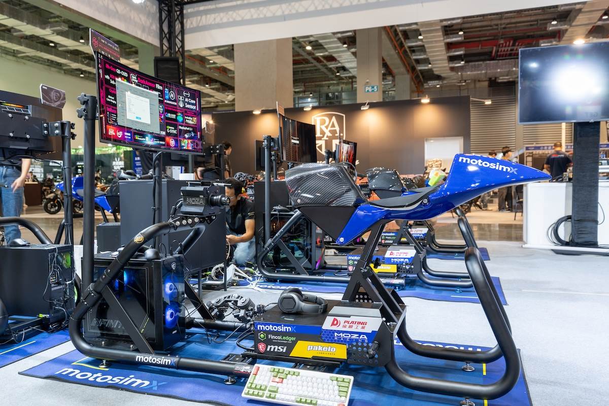 motosimX是一款桌上型傾斜式機車模擬器,透過傾斜式結構搭配實體把手、油門與煞車控制,模擬摩托車壓車過彎時的動態。(圖/林昱丞攝影)