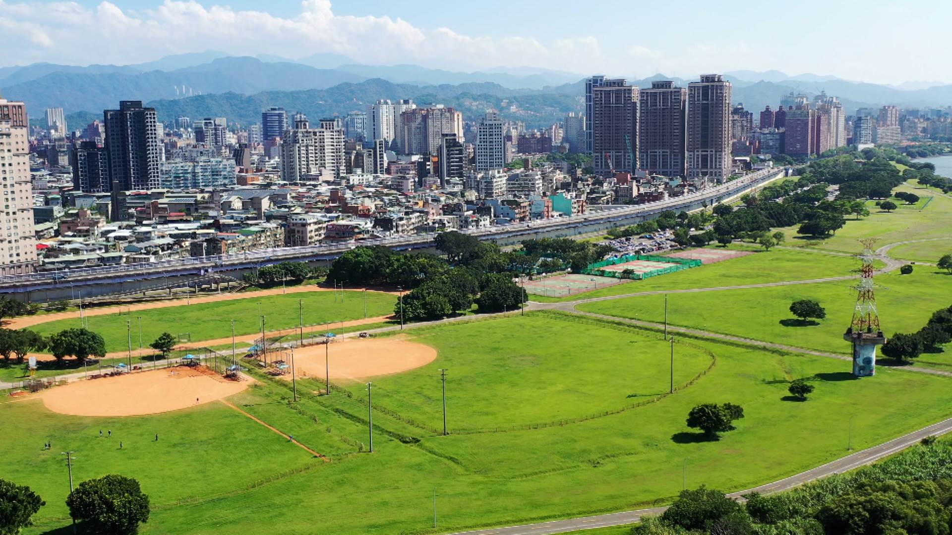 大陳社區鄰近新店溪,水岸景觀與綠地空間成為高密度永和的稀缺條件。(圖/東森新聞)