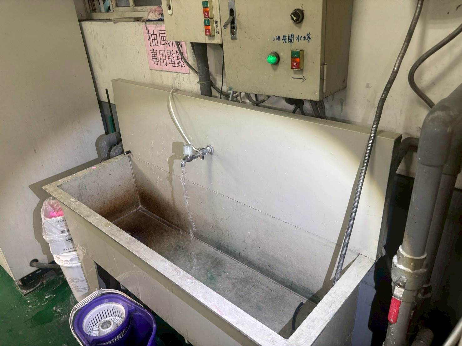 業者清洗廢水之洗手槽