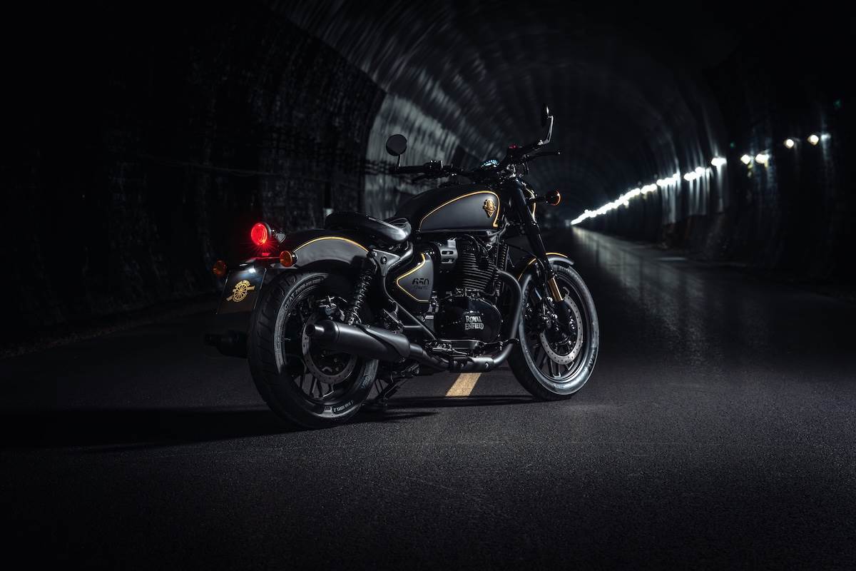 車身採用Gloss Jet Black亮面黑與Matt Stealth Black霧面黑雙色塗裝。（圖／太古汽車提供）