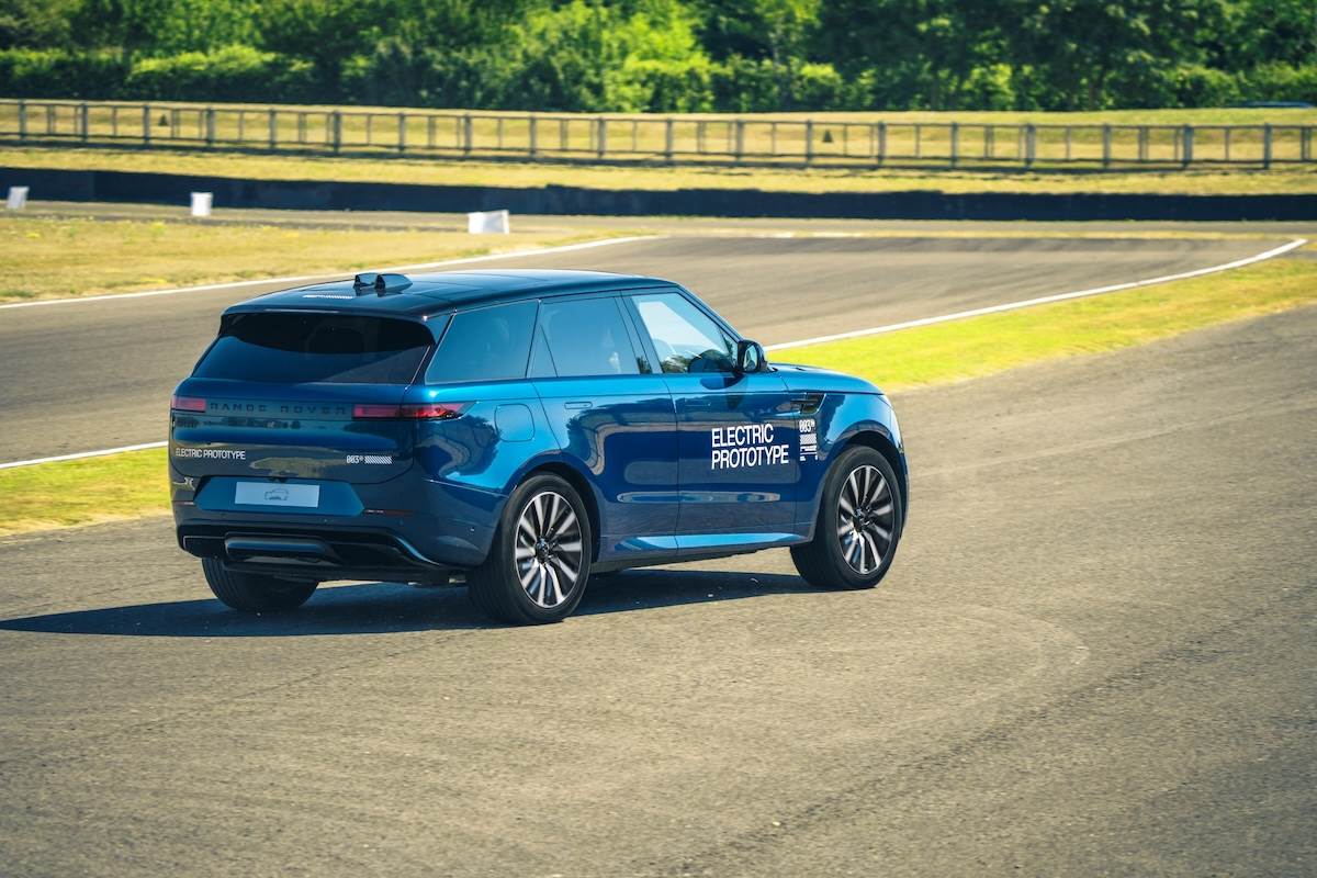 Range Rover Sport Electric原型車在Goodwood賽道上完成一系列動態挑戰項目,藉此展示其純電動力系統的輸出表現。(圖/JLR Taiwan提供)
