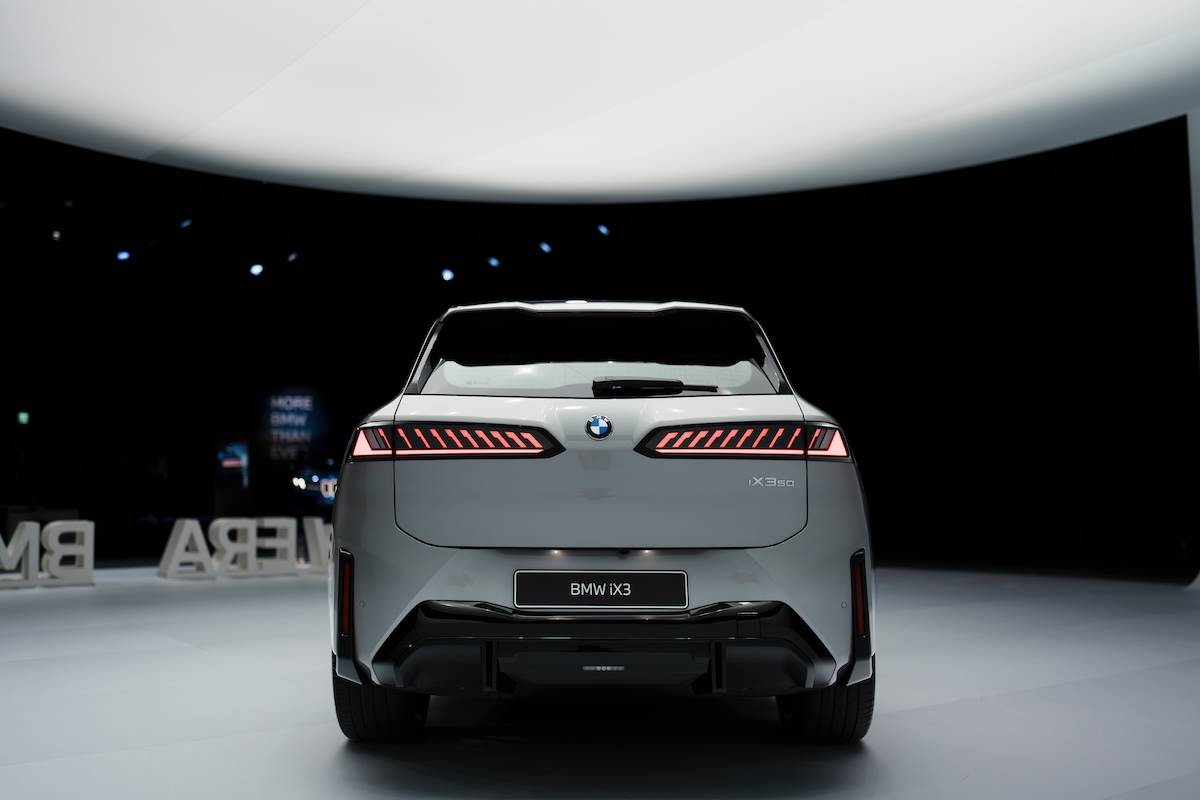 中央的「峽谷」成為全新BMW廠徽的展演場域。(圖/林昱丞攝影)
