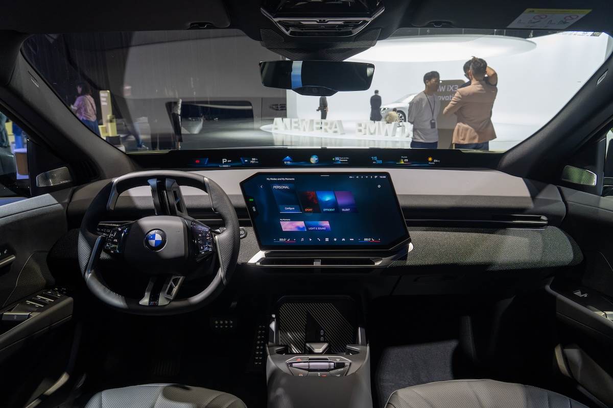 全新iX3是首款搭載BMW Panoramic iDrive系統的量產車型。(圖/林昱丞攝影)
