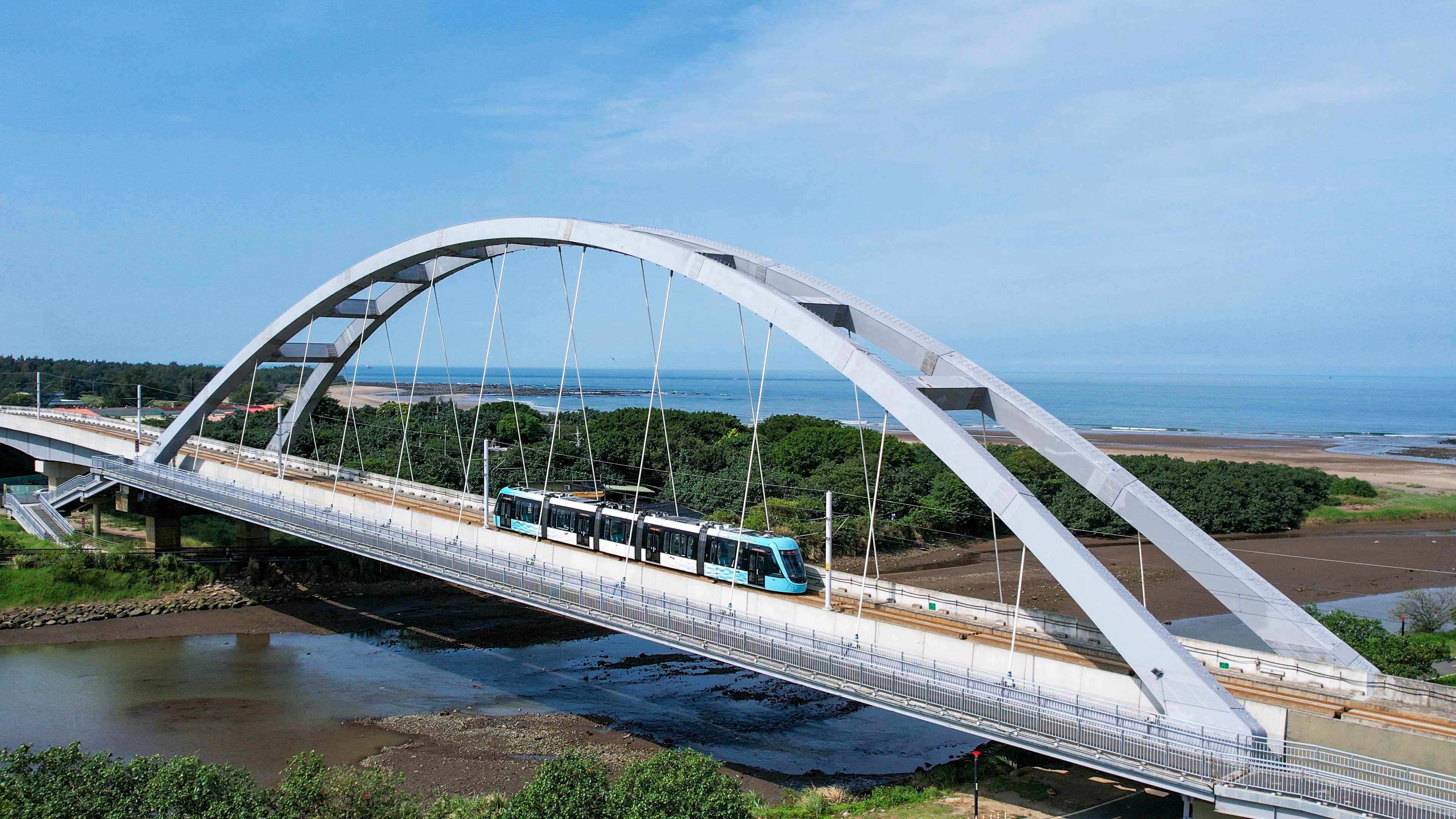 淡海輕軌兼具通勤與觀光功能,成為淡水地區代表性的軌道建設。(圖/新北市政府提供)