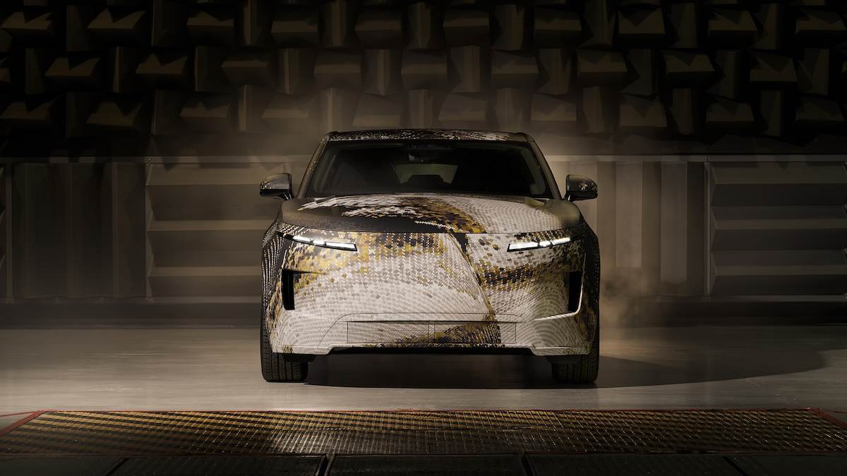 Range Rover GT原型車正於全球進行最終階段道路測試,偽裝圖騰設計靈感取自Range Rover英國Gaydon總部周邊的自然地形。(圖/JLR Taiwan提供)