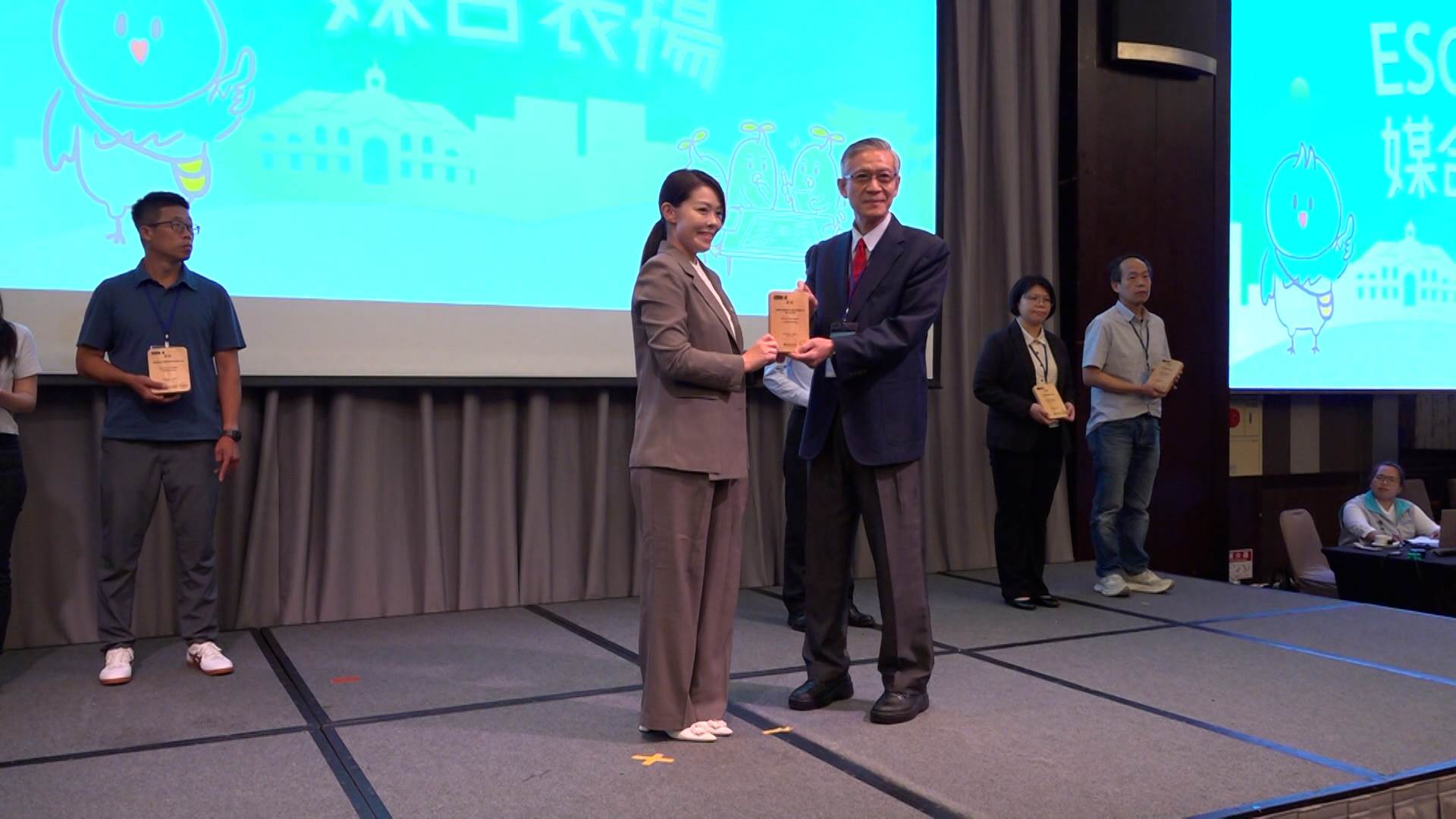 新竹市長高虹安頒發表揚感謝狀，肯定企業夥伴長期投入ESG及永續發展的努力與貢獻。（圖／新竹市政府提供）
