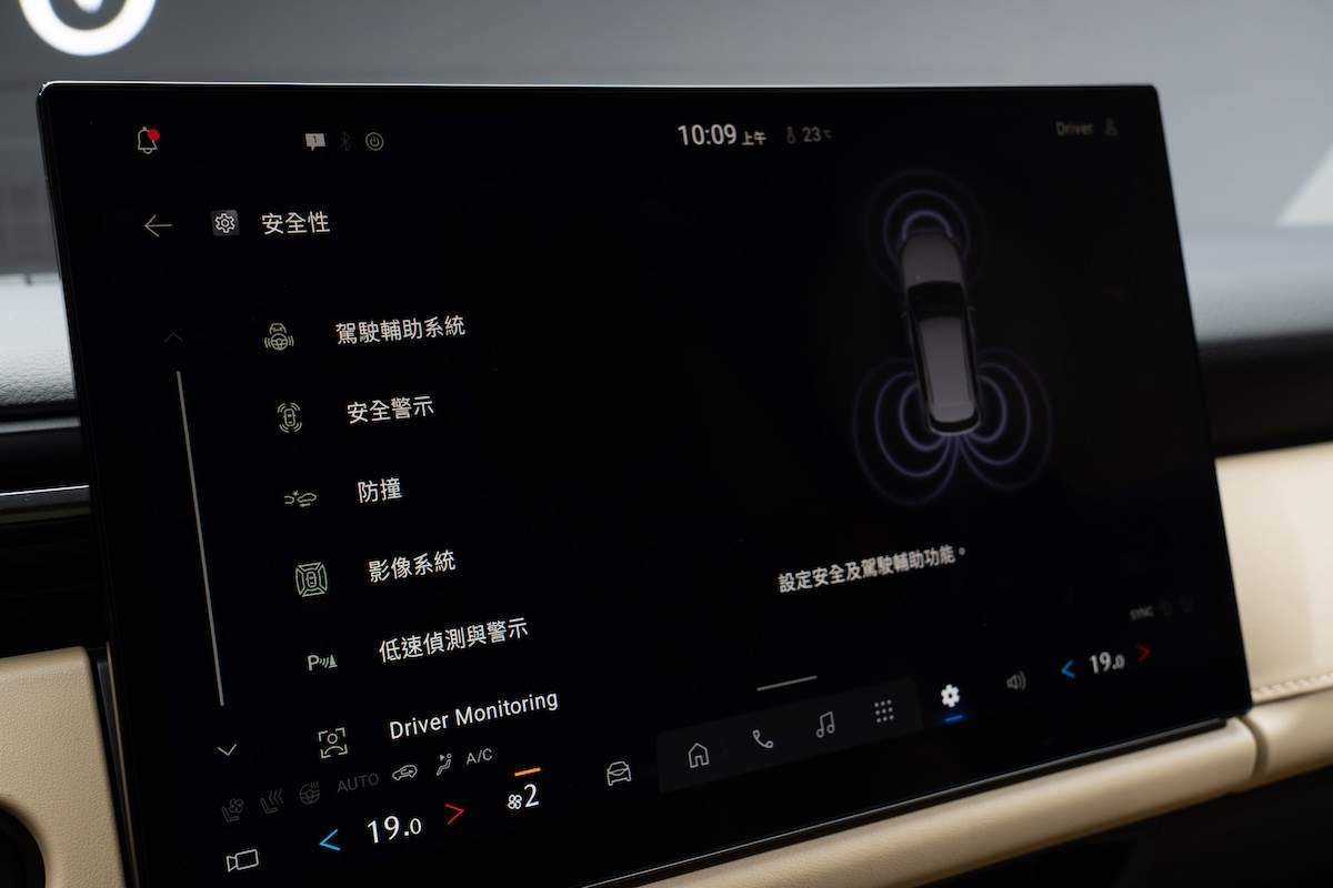 全新CX-5主動安全科技搭載「進階i-ACTIVSENSE」，將碰撞預防輔助延伸至都會巷弄與停車移動等低速場景。（圖／林昱丞攝影）