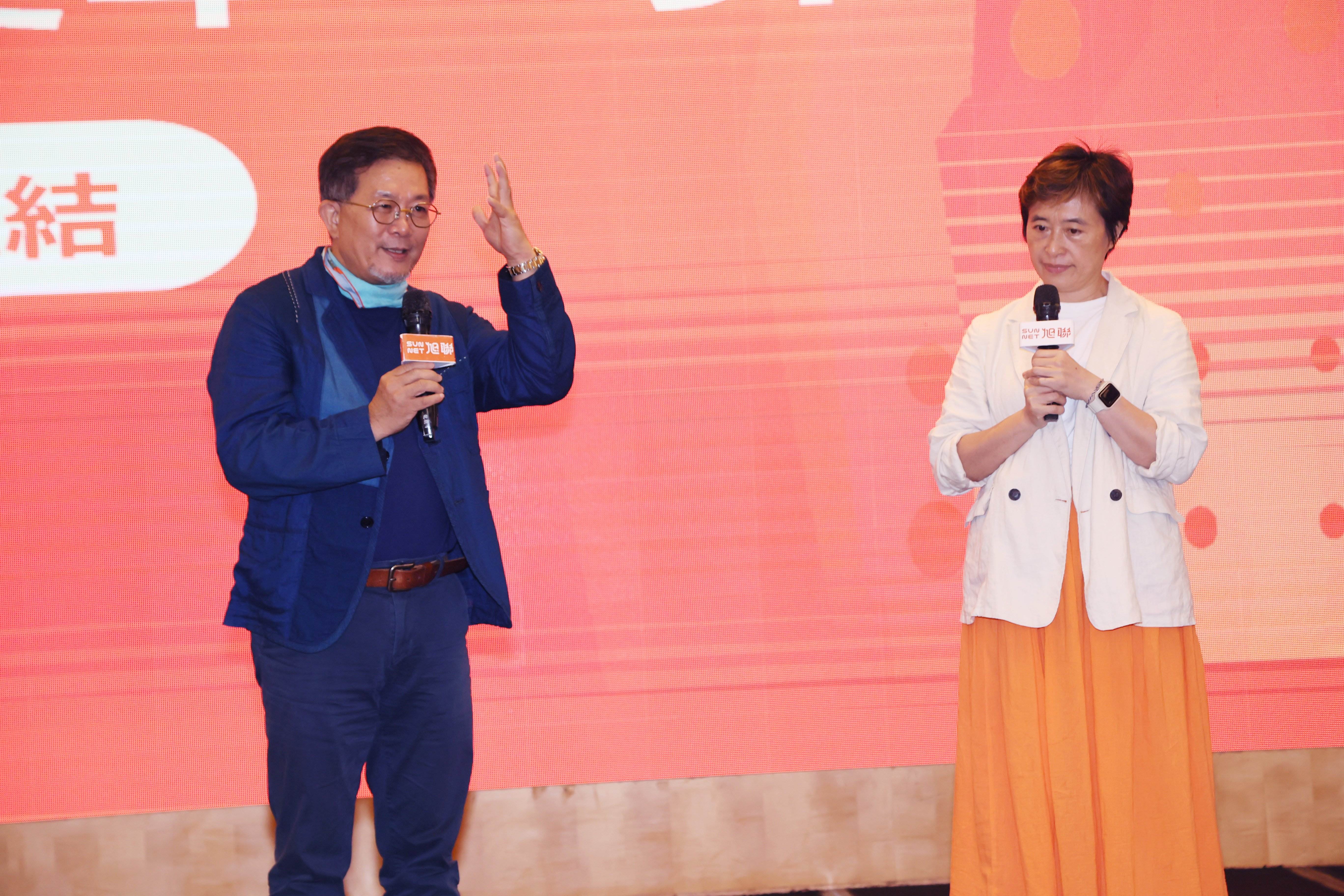 旭聯科技執行長<a href='/search/tags/黃旭宏/' target='_blank'>黃旭宏</a>（左）強調AI時代，最怕的是把思考外包給AI。應朝向讓AI成為夥伴，並協助下一代建立獨立思考與終身學習能力。（圖／旭聯科技提供）