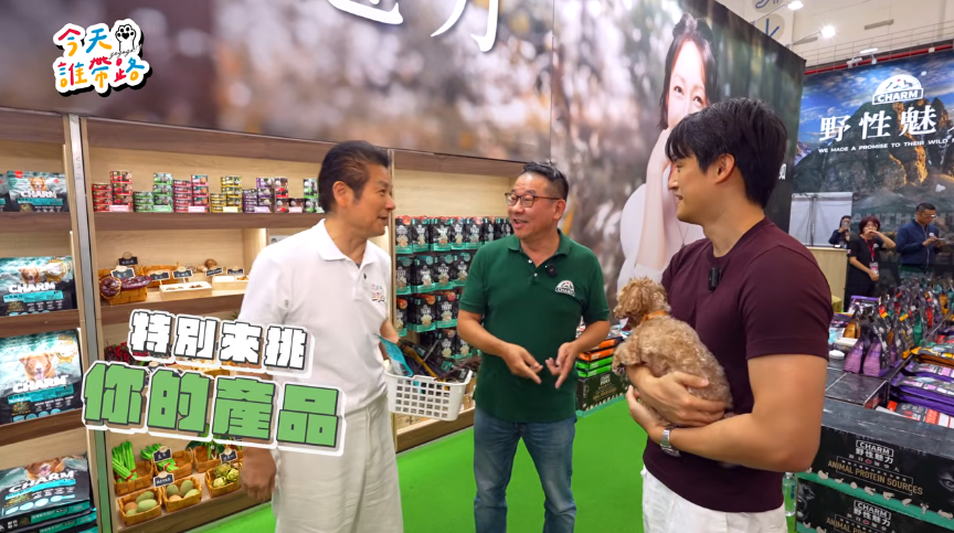 《今天誰帶路》徐新洋帶著愛犬Peanut逛野性魅力攤位，分享照顧毛孩的日常。（圖／今天誰帶路提供）
