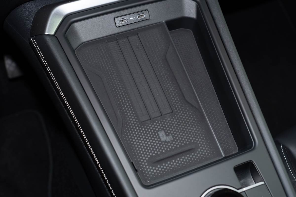 手機無線充電板與最高60W USB Type-C充電孔。（圖／林昱丞攝影）