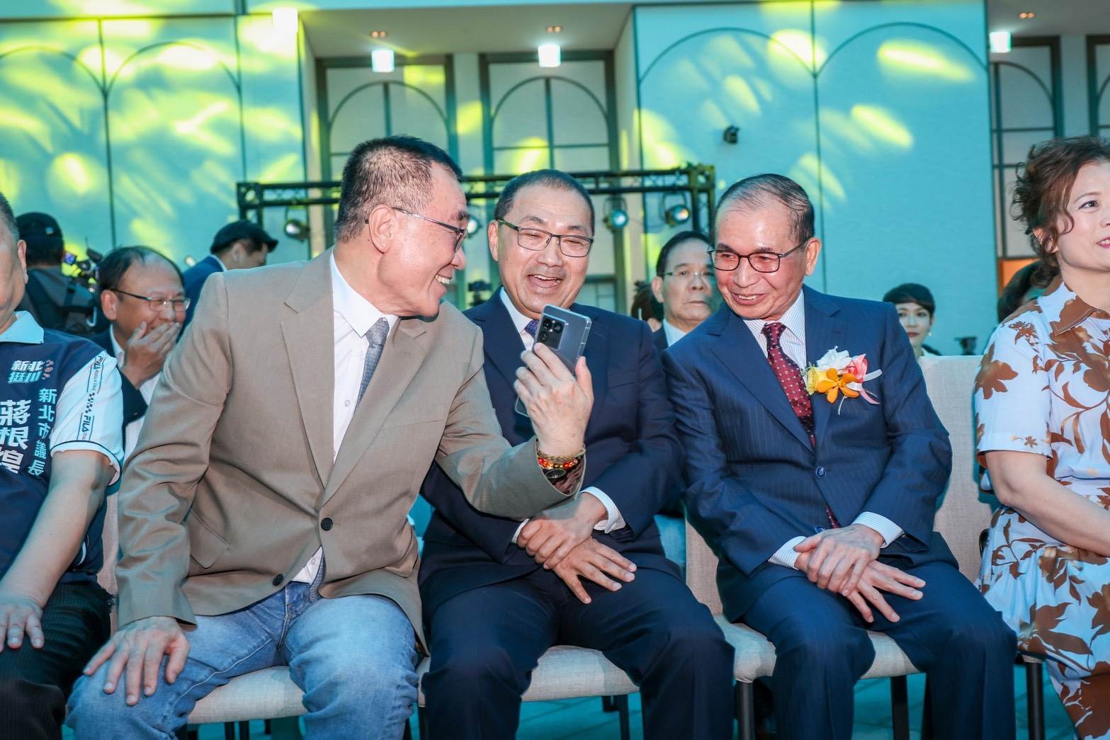 藍營新北參選人李四川(左)和新北市長侯友宜(中)、馥華集團董事長陳金鐘(右)。翻攝畫面
