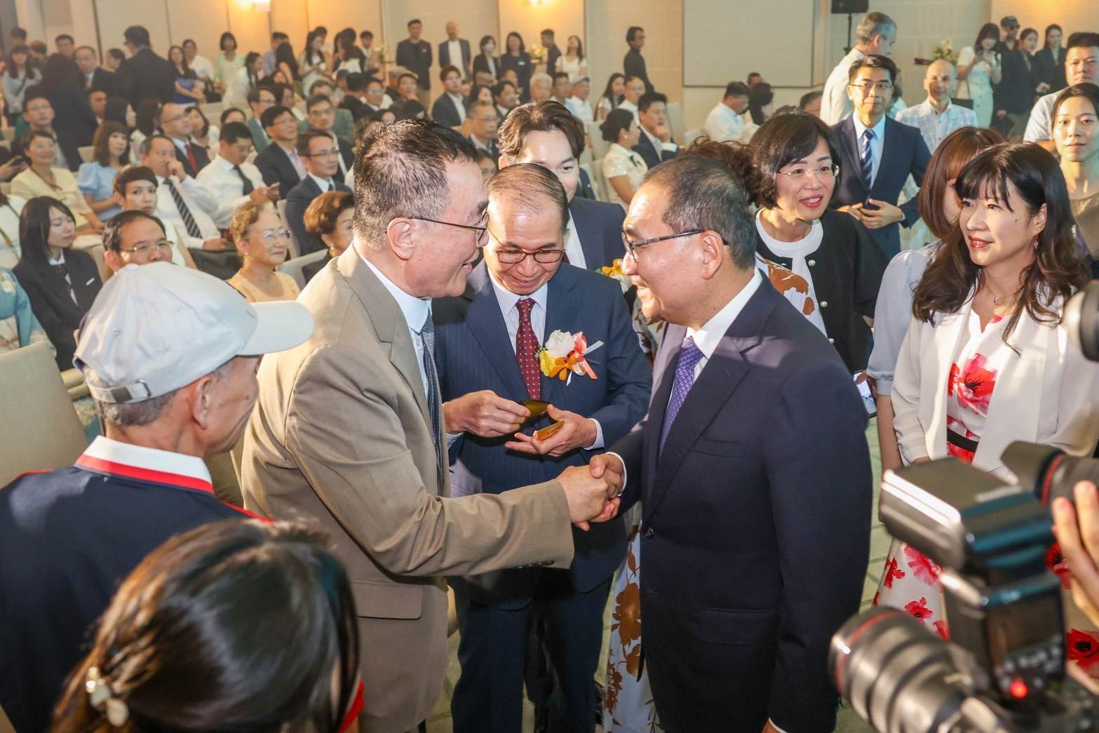 板橋新酒店開幕,藍綠參選人與市長都出席開幕典禮。翻攝畫面