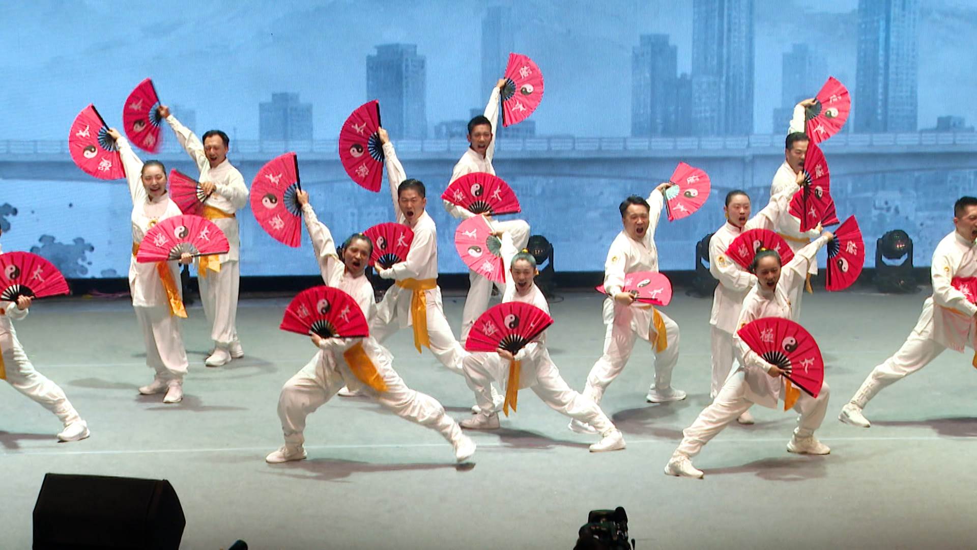 數千年門派氣功武術震撼登場,以磅礡演出展現武術文化與和平精神,贏得現場熱烈掌聲。(圖/東森新聞)