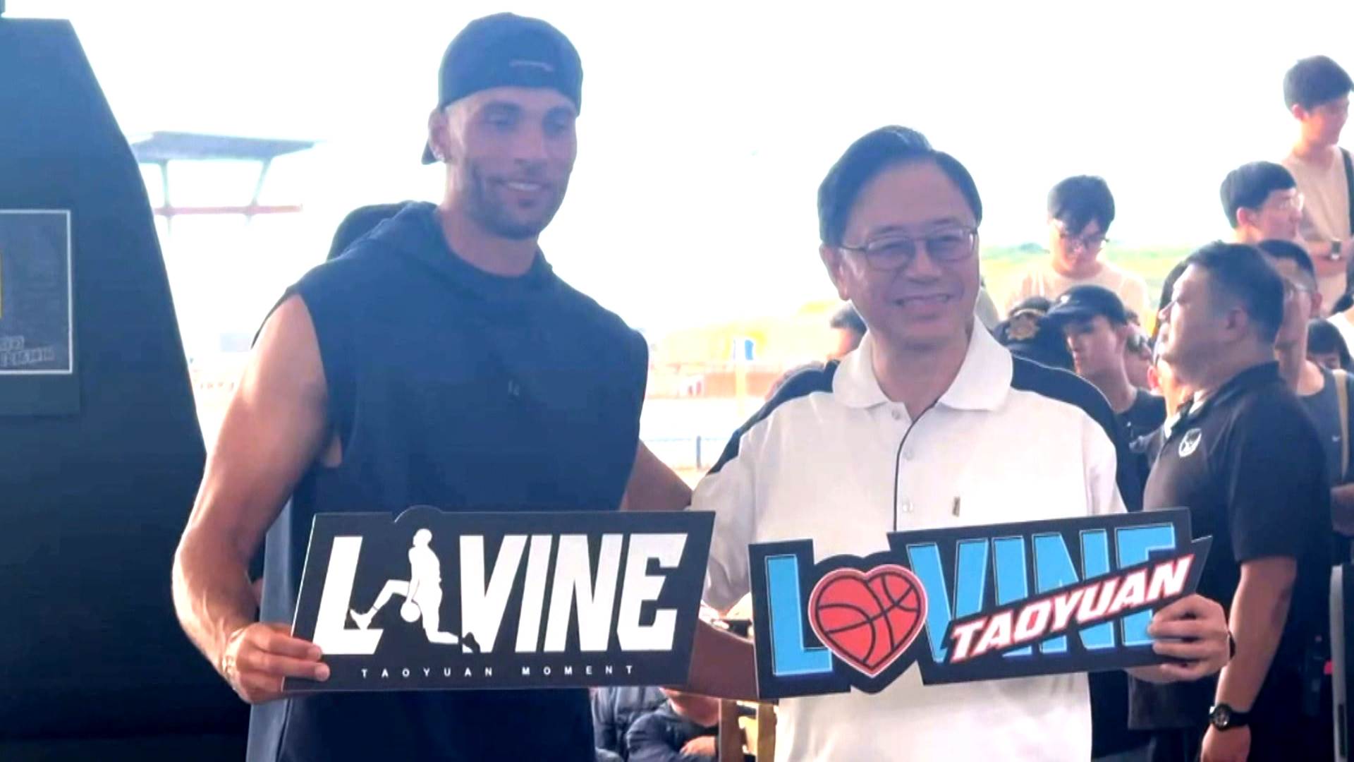 NBA現役球星Zach LaVine與桃園市長張善政共同出席桃園珍珠海岸國際音樂節。(圖/東森新聞)