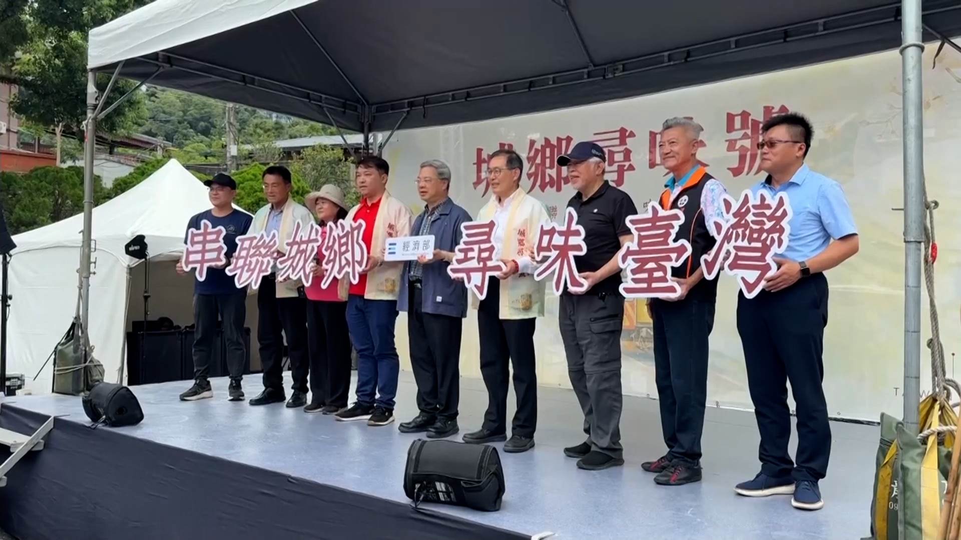 台鐵攜手經濟部推出「城鄉尋味號」主題彩繪列車,8月1日正式首航,車身彩繪中彰投沿線農特產及地方特色。(圖/東森新聞)