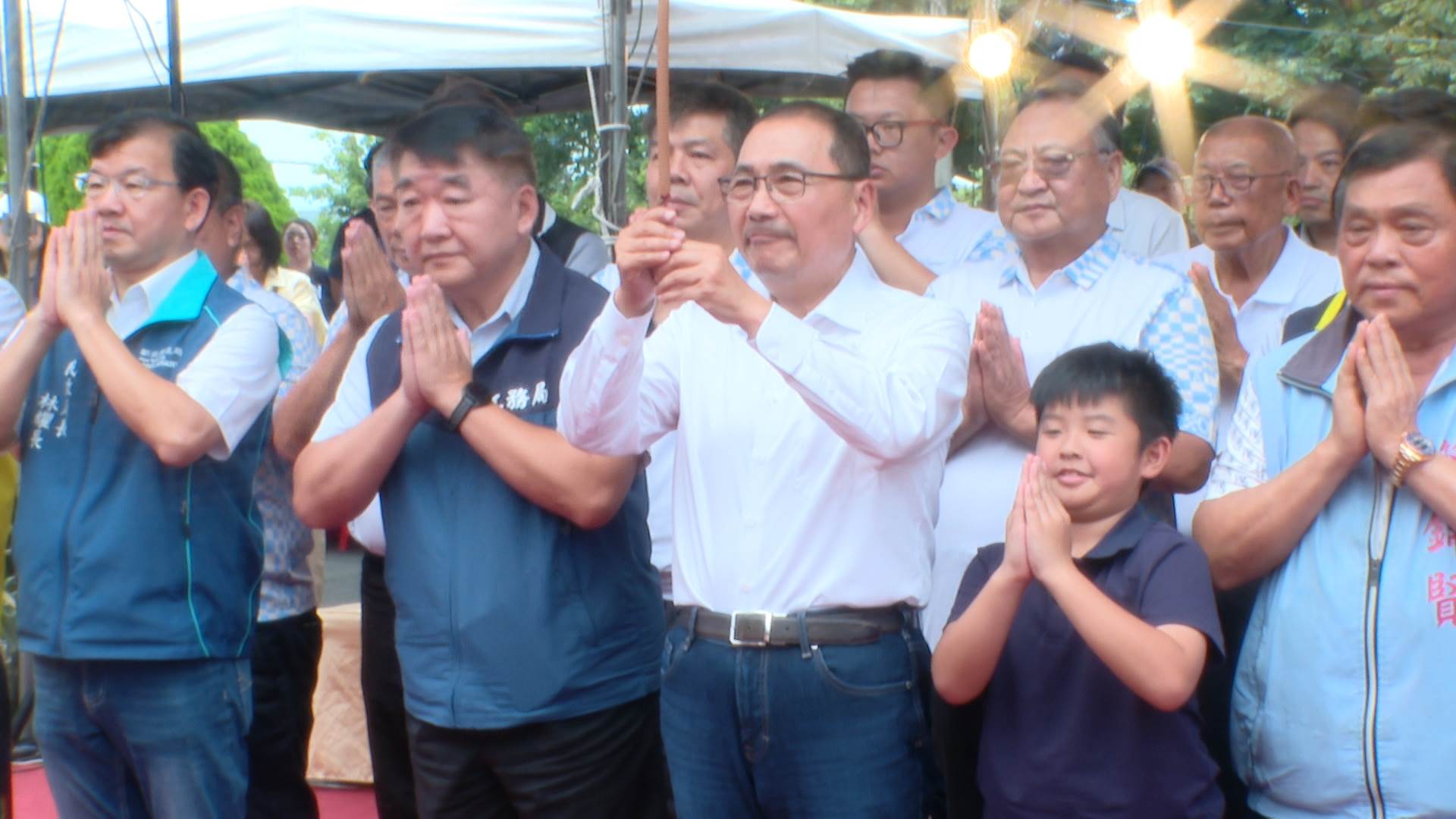 新北市長侯友宜出席八里第二納骨塔動土典禮,祈求工程順利平安。(圖/東森新聞)