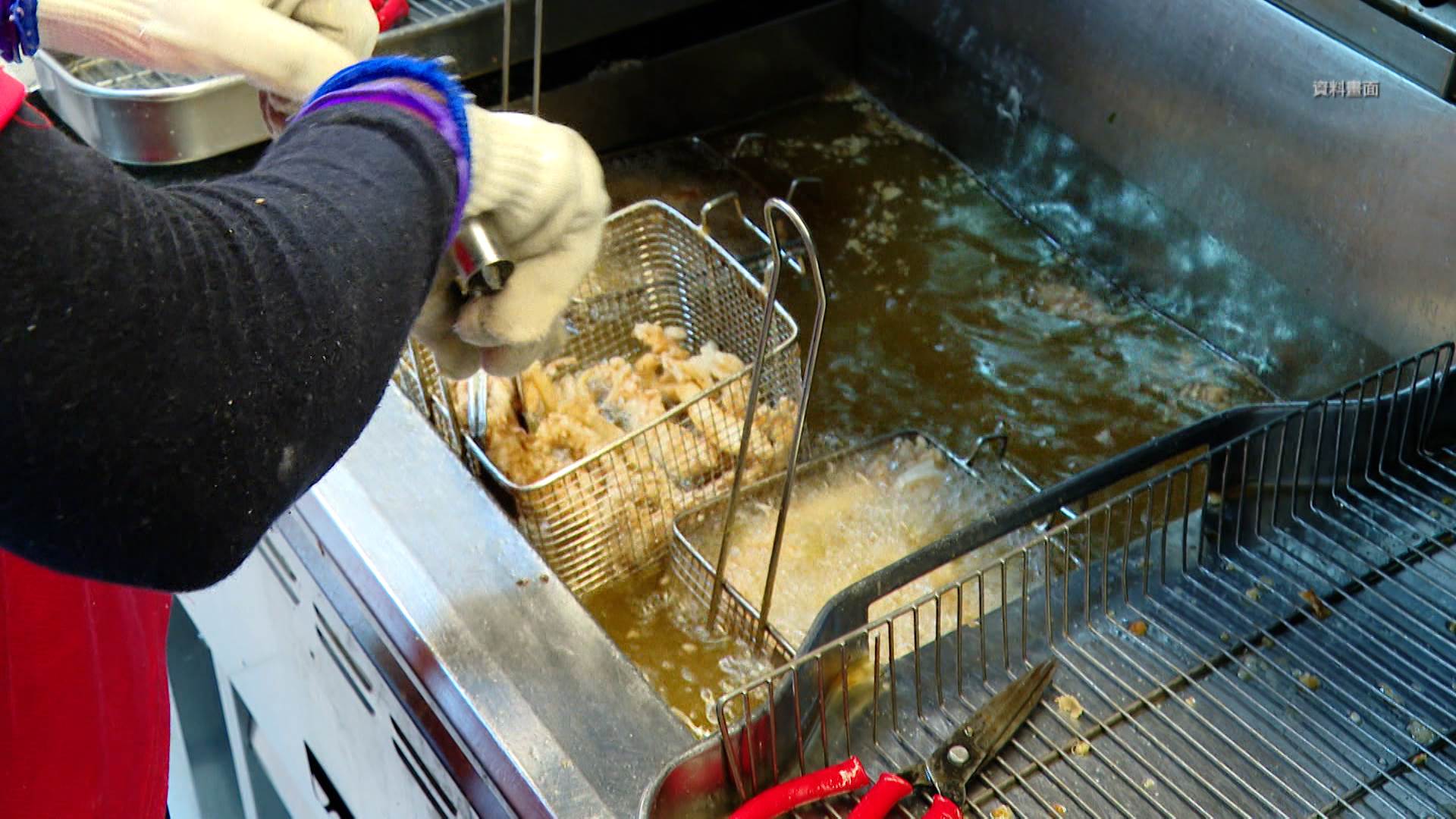 食用油產品檢出苯駢芘超標,引發民眾對食品安全及油脂品質的高度關注。(圖/東森新聞)