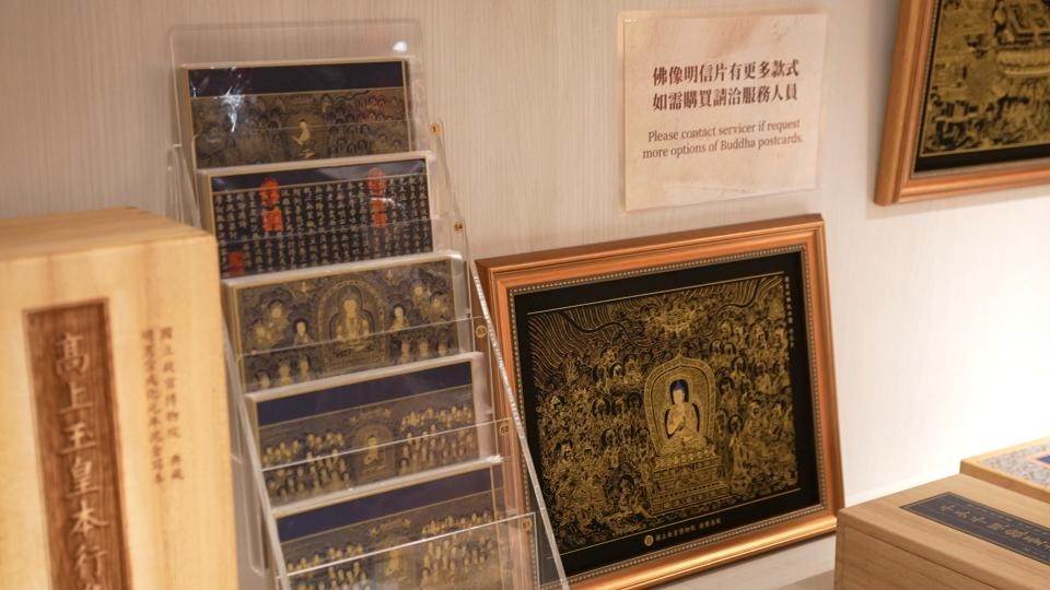 佛卡明信片等文創商品，將佛教藝術融入日常。（圖／東森新聞）