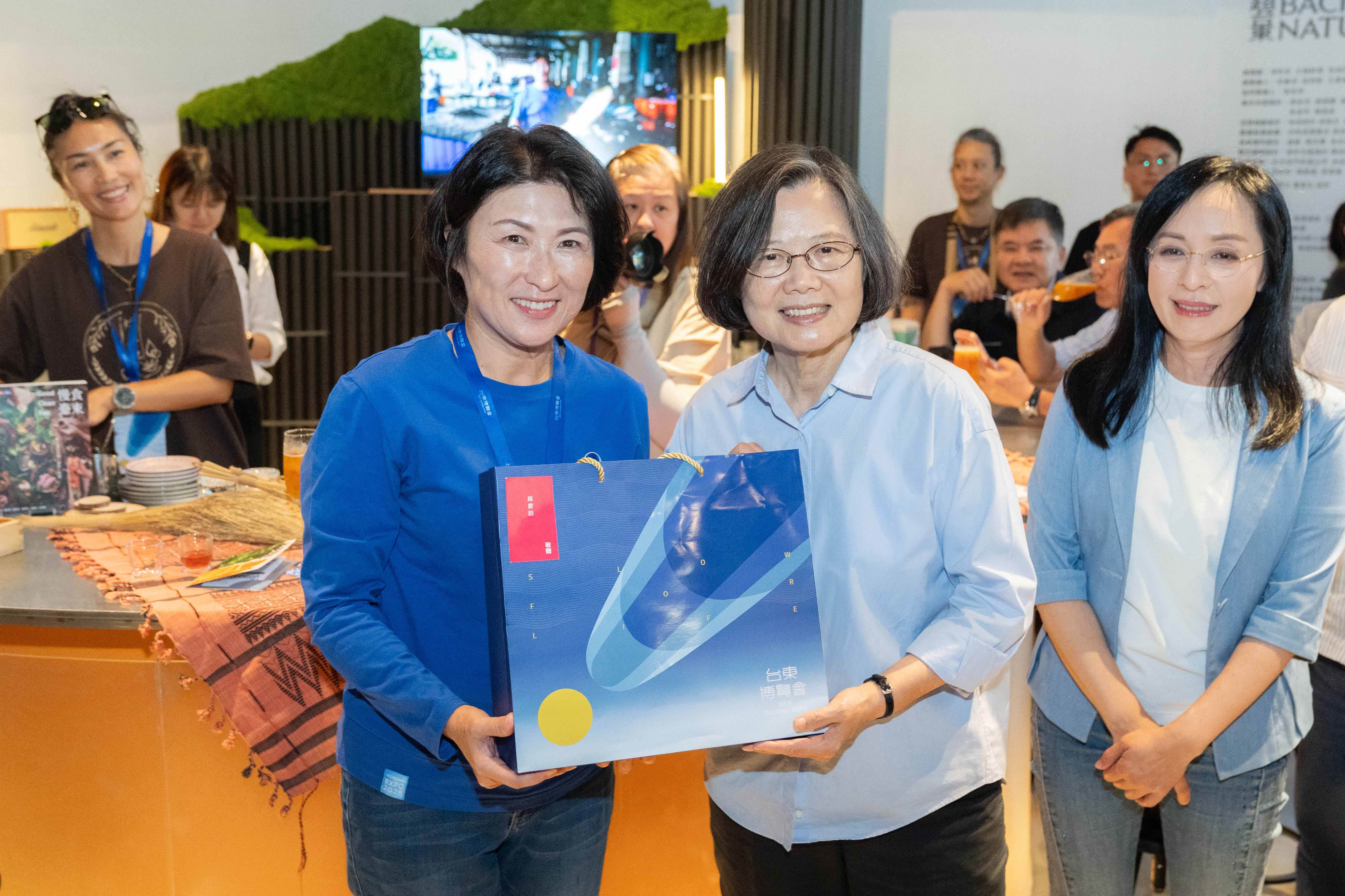 饒慶鈴縣長陪同蔡英文前總統走訪2026台東博覽會，並致贈台東博覽會紀念禮品