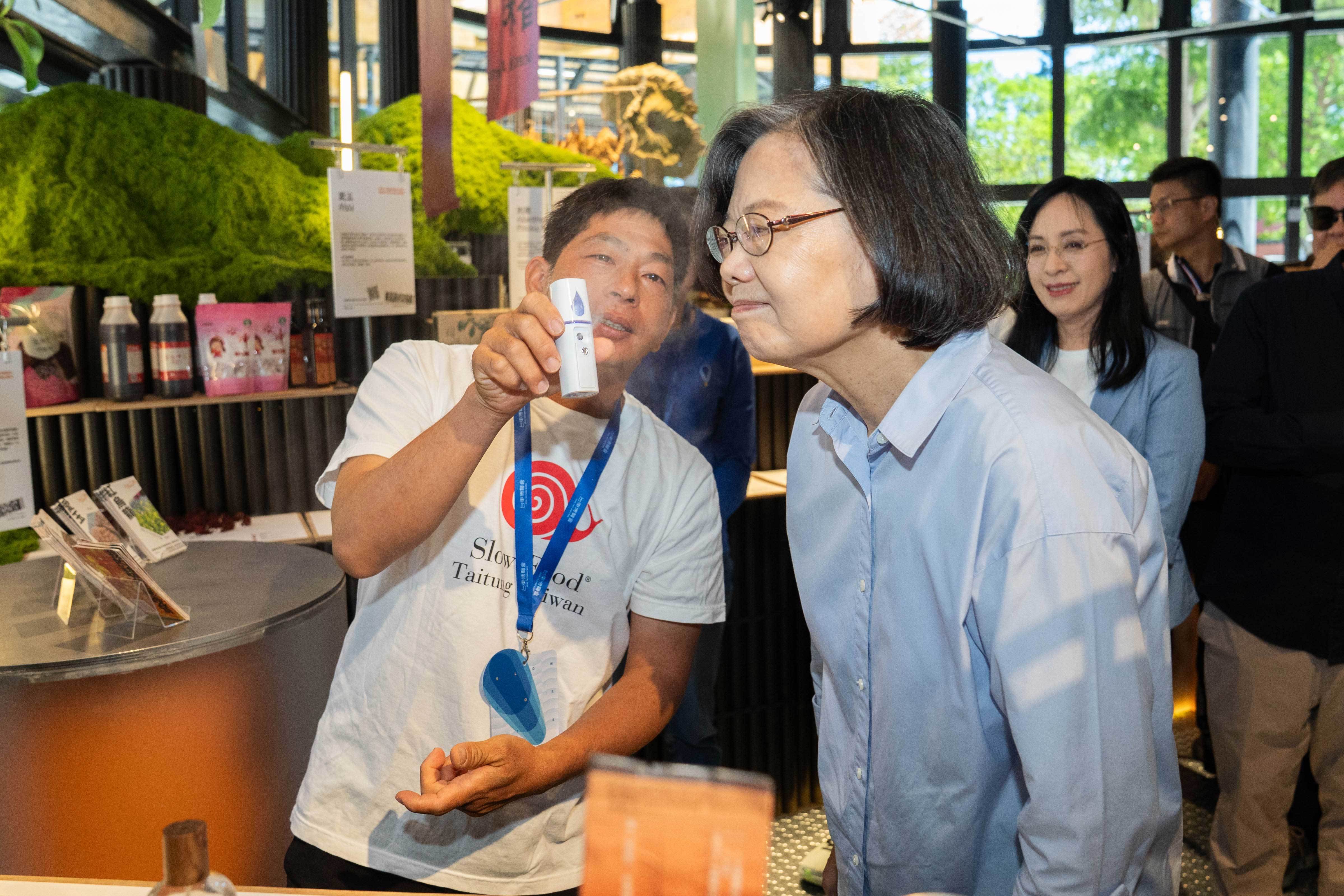 蔡英文前總統參訪「未來超市」展區，在導覽人員解說下親自透過嗅覺體驗臺東獨特的植物與香料氣味