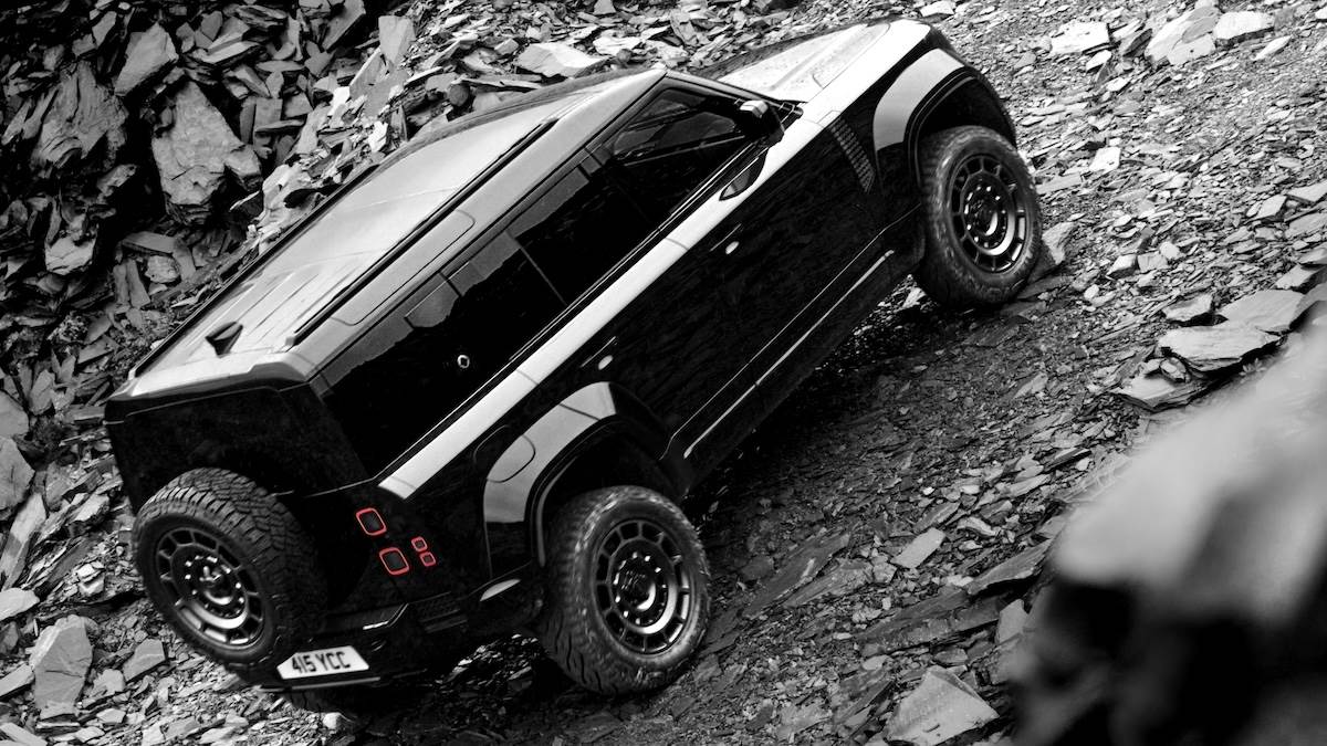 Defender OCTA Black全車共計30項外觀元素採用黑色塗裝，車色為納維克黑（Narvik Black），標準配備為亮澤塗裝，另可選配緞光防護膜。（圖／JLR Taiwan提供）